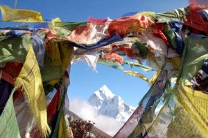 Foto: Nina Bartz Gebetsfahnen im Himalaya - Sie werden von den Gläubigen bis zur vollständigen Verwitterung dem Wind ausgesetzt, damit nach ihrer Überzeugung die Gebete dem Himmel zugetragen werden